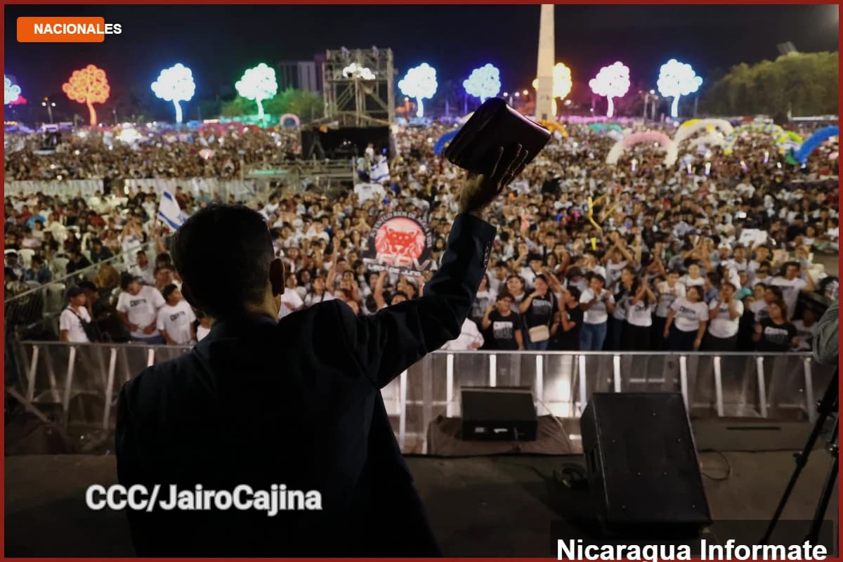 Multitudinaria vigilia con Alex Zurdo y Grupo Barak en Plaza La Fe